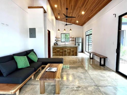 Χώρος καθιστικού στο 3 Bdr Villa With Pool , Near beach, Fast Wifi