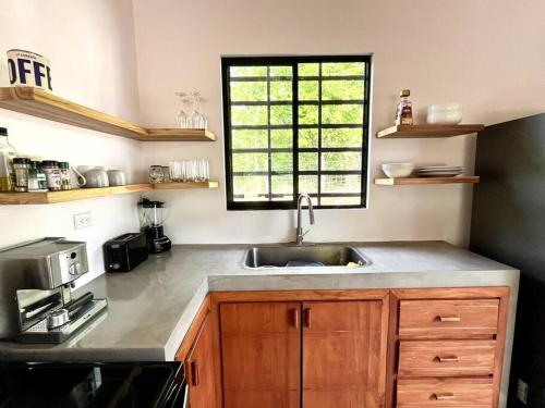Η κουζίνα ή μικρή κουζίνα στο 3 Bdr Villa With Pool , Near beach, Fast Wifi