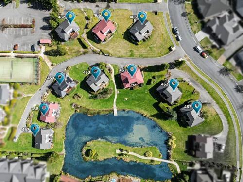 Un mapa de un suburbio con casas y un estanque. en *** LAKE VILLA 457 ***, en Hanmer Springs