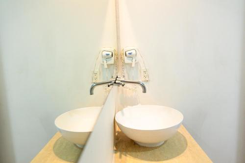 a bathroom with two white sinks on a counter at Quinto Sole in Mahahual