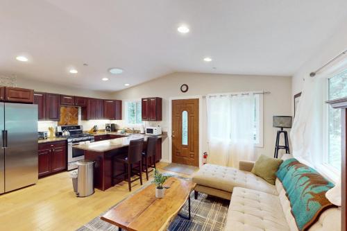 a living room with a couch and a kitchen at Summerhouse in Monte Rio