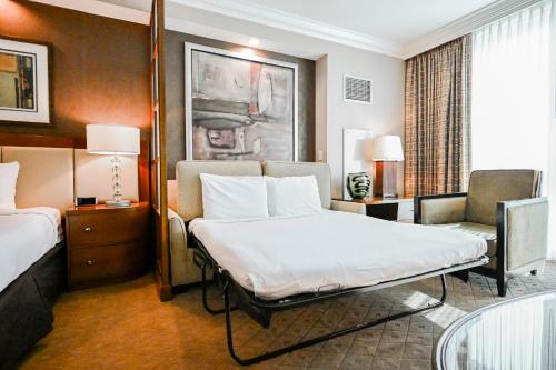 Postel nebo postele na pokoji v ubytování StripViewSuites at Signature
