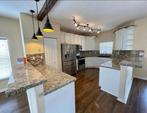 Kuchyň nebo kuchyňský kout v ubytování Tranquil Oasis Resort