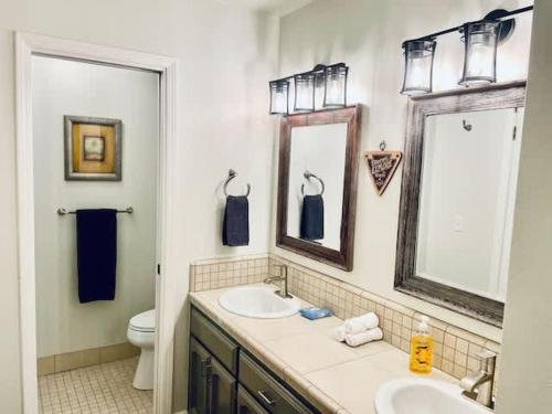Ένα μπάνιο στο Creature Comforts Suite-Private Hot Tub-Sleeps 2