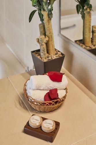 a basket of towels on a table with a plant at El Dorado Classic Hotel in Iquitos