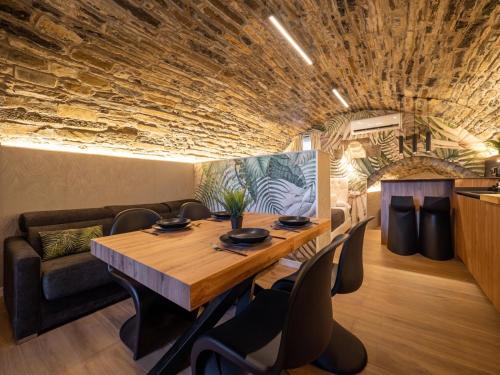 Imagen de la galería de La Bodega de Casa La Esencia, en Aínsa