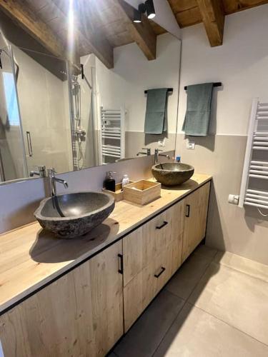 - une salle de bains avec deux lavabos sur un comptoir en bois dans l'établissement Chalet en la Cerdanya, à Latour-de-Carol