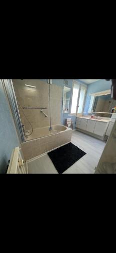 une salle de bain avec douche et baignoire dans l'établissement Géante Chambre Privative avec Balcon pour Groupe, à Castres