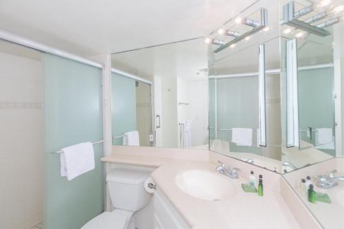 ホノルルにあるイリカイ タワー 633 ヨット ハーバー ビュー 1BRの洗面台、トイレ、鏡のあるバスルーム