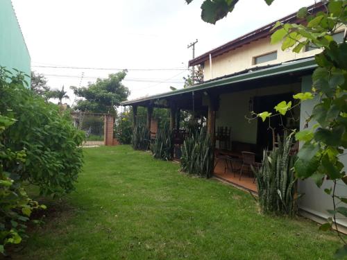 a view of the backyard of a house at Chácara Recanto Suiço Piracicaba in Piracicaba