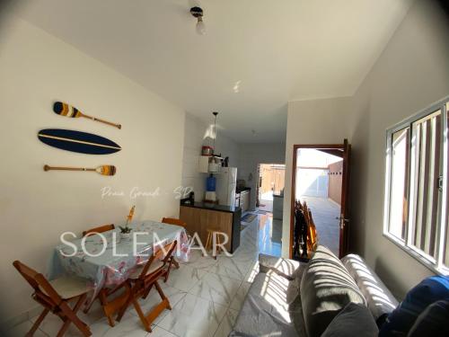 Ein Sitzbereich in der Unterkunft Casa de PRAIA Solemar PG 2 quarteirão do MAR