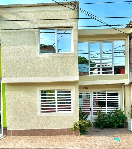Fotografie z fotogalerie ubytování Habitaciones tipo hotel con terraza v destinaci Ibagué