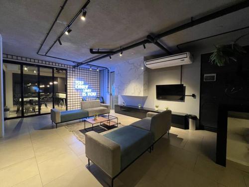 a living room with two couches and a tv at Elegante en Nanotec in El Pary