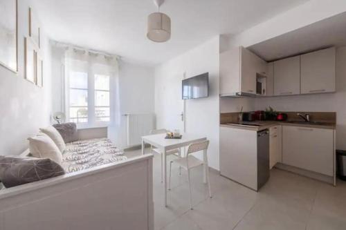 a kitchen and a living room with a table at Studio Le rêve d'Hélène Disneyland Paris in Marne-la-Vallée