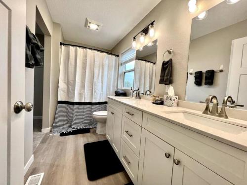 O baie la Central Cedar Falls New Construction Townhome!