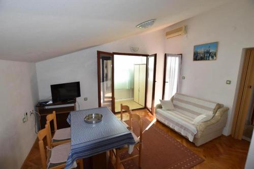 Postel nebo postele na pokoji v ubytování Apartments by the sea Kozino, Zadar - 11169