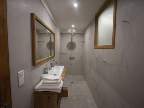 Phòng tắm tại Gîte convivial 4/5 pers. avec parking privé, proche nature et histoire, tout confort inclus - FR-1-589-379