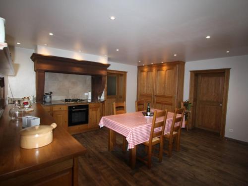 une cuisine avec une table et des chaises dans une pièce dans l'établissement Gîte convivial 4/5 pers. avec parking privé, proche nature et histoire, tout confort inclus - FR-1-589-379, à Étival-Clairefontaine