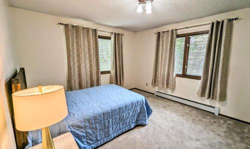 Ένα ή περισσότερα κρεβάτια σε δωμάτιο στο Spacious Downtown 2-bdrm Apartment
