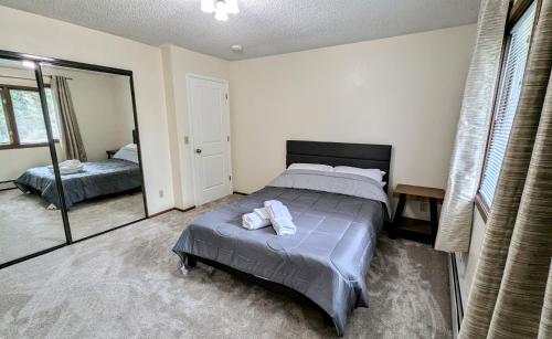 Ένα ή περισσότερα κρεβάτια σε δωμάτιο στο Spacious Downtown 2-bdrm Apartment