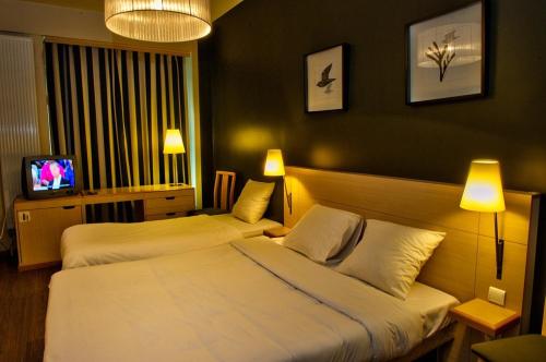 Un pat sau paturi într-o cameră la Hotel Aviation
