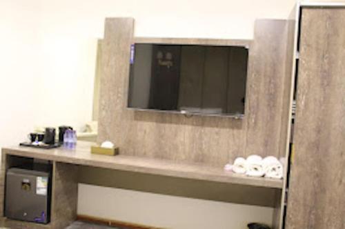 a bathroom with a counter with a mirror and towels at شقق اضواء رفا للشقق المخدومة in Al Kharj