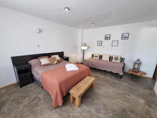 una camera con due letti e una panca di SJ Departamentos, Salta a Salta