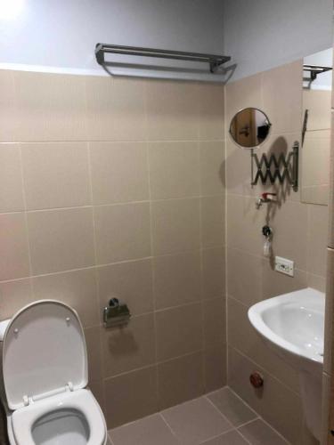 Bathroom sa Rio Staycation