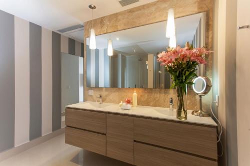 Ένα μπάνιο στο 3 BR Sayan Beach 2500 SF Luxury Oceanfront Condo
