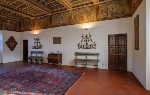 a living room with a wooden ceiling and a rug at Stunning Home In Macerata Feltria in Macerata Feltria