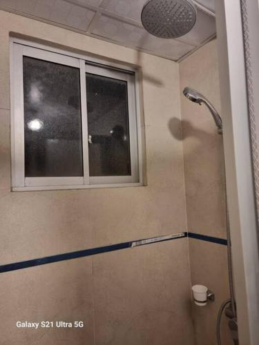 a bathroom with a window and a shower at Oruro tierra de amor y de carnaval in Oruro