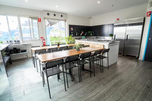 Dapur atau dapur kecil di Mad Monkey Melbourne