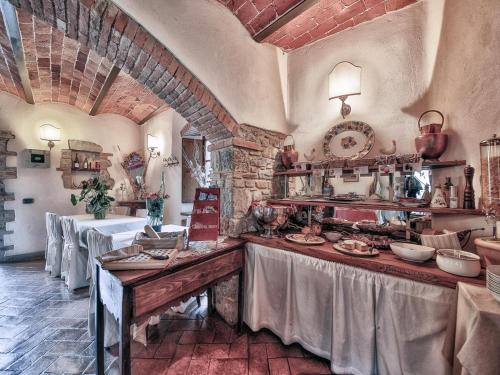 a kitchen filled with lots of tables and chairs at Hotel Le Pozze Di Lecchi in Gaiole in Chianti