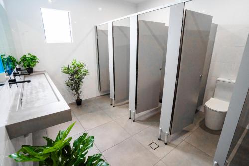 Bilik mandi di Mad Monkey Melbourne
