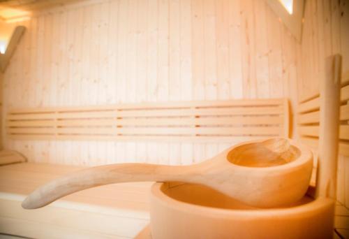 un cucchiaio di legno seduto in una ciotola in una stanza di Gasthof Wachter a Gaal