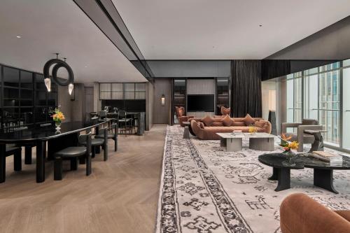 Posezení v ubytování Kimpton Qiantan Shanghai by IHG