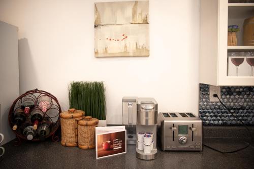 Utensilios para hacer té y café en Luxury 2BR Guest Suite
