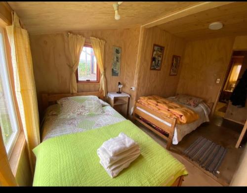 Postel nebo postele na pokoji v ubytování Cabaña en Cucao a pies del lago