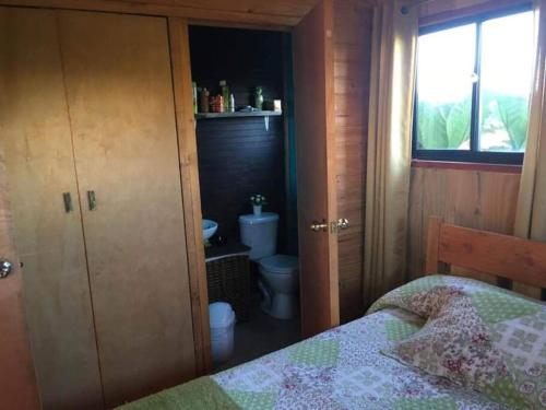 Postel nebo postele na pokoji v ubytování Cabaña en Cucao a pies del lago