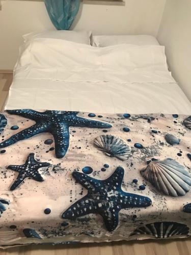 a bed with starfish and shells on it at Gente di mare in Novi Vinodolski