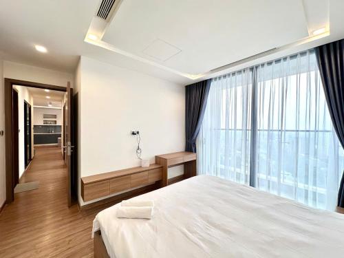 Letto o letti in una camera di Vinhomes Metropolis Hanoi Apartment Hotel