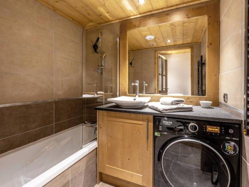 a bathroom with a sink and a washing machine at Superbe 3 pièces avec parking, wifi, proche pistes et commerces - FR-1-356-506 in Valmorel