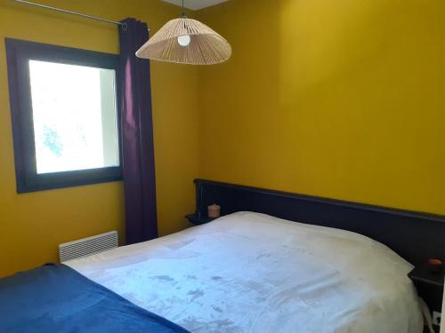 - une chambre avec un lit, une fenêtre et une lampe dans l'établissement Appartement confortable 2 pièces avec balcon, proche télécabine et commerces à Valfréjus - FR-1-561-114, à Modane