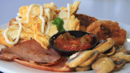 モーテルの敷地内または近くでの食事または食べ物