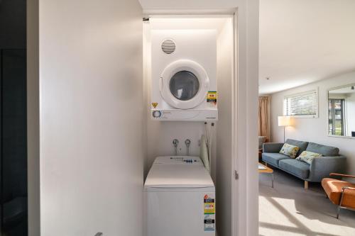 Χώρος καθιστικού στο Belvedere Brook Apartment