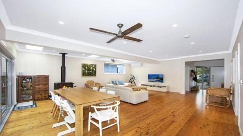 TV a/nebo společenská místnost v ubytování Diamond House Pearl Beach