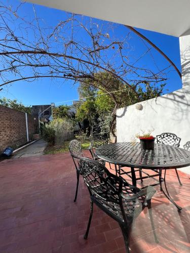a black table and chairs on a patio at La Casa de los Abuelos in Gualeguaychú