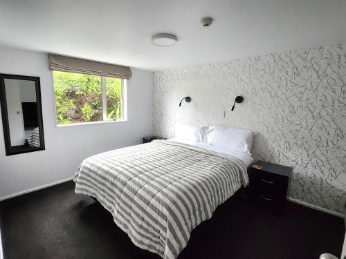 Postel nebo postele na pokoji v ubytování Lugano Motor Lodge