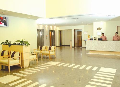 El lobby o recepción de Radha Hometel