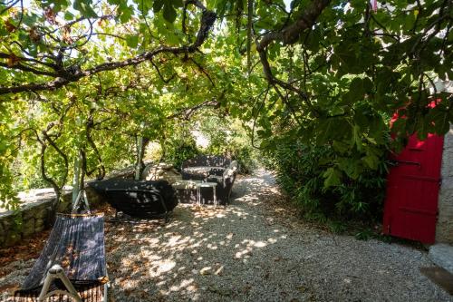 Κήπος έξω από το Secluded house with amazing view and swimming pool